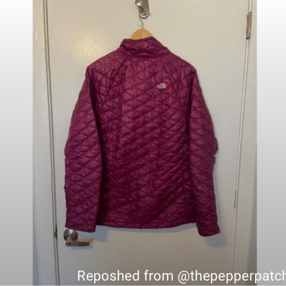 The North Face Women's Quilted Puffer Jacket in Magenta - Picture 8 of 10